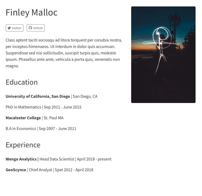 solana 템플릿의 소개 페이지 스크린샷. 왼쪽에는 이름 제목과 그 아래 twitter/githib 버튼, 이어서 본문 문단과 Education, Experience 섹션이 있습니다. 오른쪽 상단 열에는 직사각형 이미지가 있습니다.
